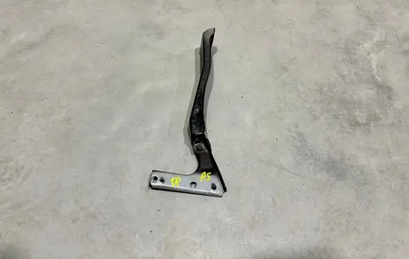 Audi A5 8T 8F Fender mounting bracket 8T0821136