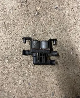 BMW 5 E39 Coolant heater control valve 6906652 1147412159