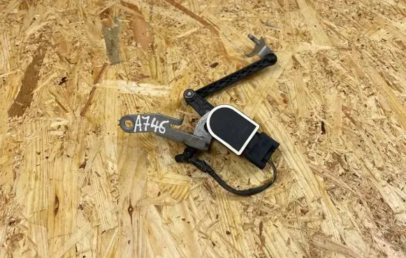 Volvo XC40 Rear air suspension level height sensor 32221477 32221957