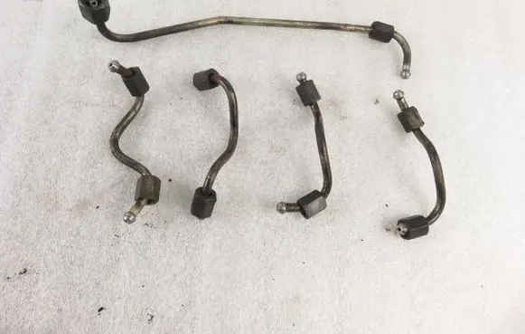 KIA Carens II Fuel injector supply line/pipe 