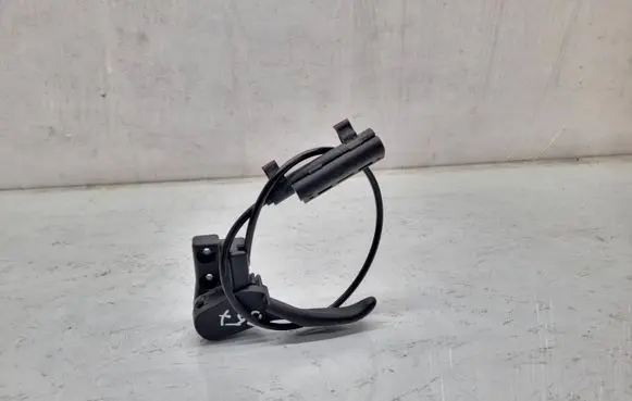 Volkswagen PASSAT B5.5 Engine bonnet (hood) release handle 3B1823533