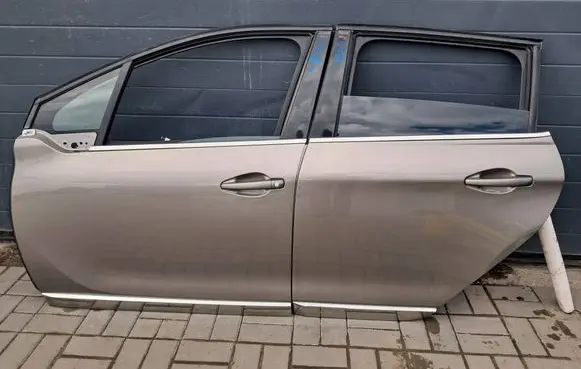 Peugeot 2008 I Front door