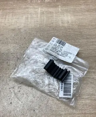 Volkswagen PASSAT B6 Fuel injector 03L198118