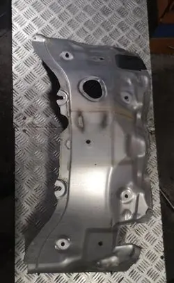 Mercedes-Benz C W204 Battery tray heat shield a0009981903