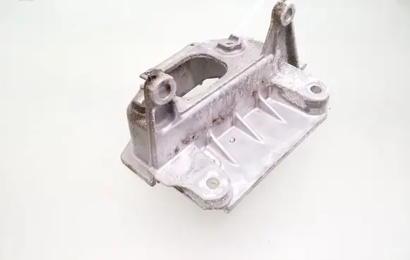 Nissan Pulsar Engine mounting bracket 038122