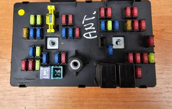 Opel Antara Fuse module C105IP 06373N AK62083