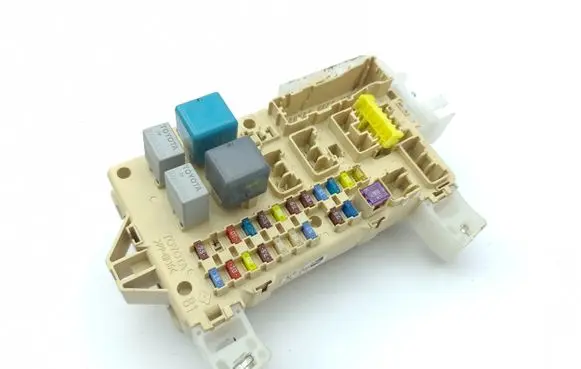 Toyota Corolla Verso AR10 Fuse module 892210F030