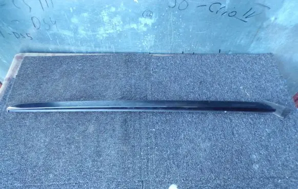 Peugeot 5008 II Windshield trim 9810112080