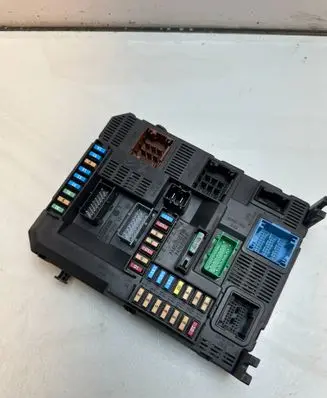 Peugeot 208 Fuse module 9819850080 E1172508 20170613