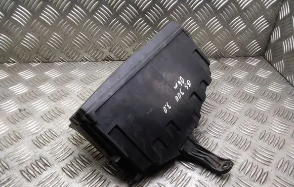 Lexus GS 300 350 430 450H Fuse box cover 8266230610