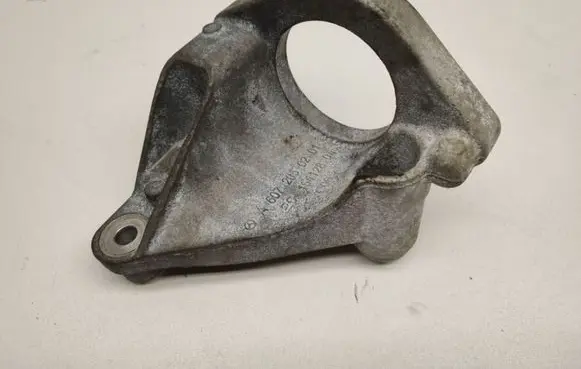 Mercedes-Benz A W176 Engine mounting bracket A6072050201