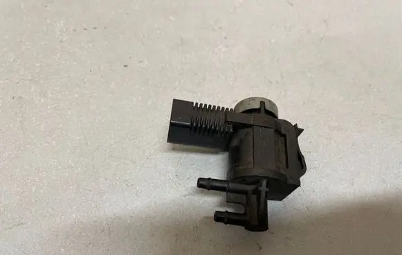 Volkswagen Tiguan Turbo solenoid valve 1K0906283A