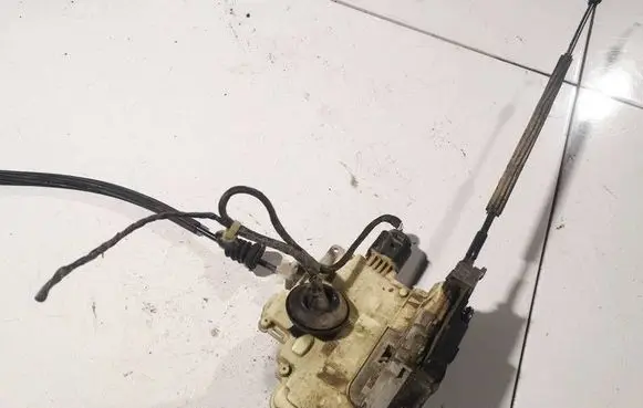 Volkswagen PASSAT B6 Front door lock