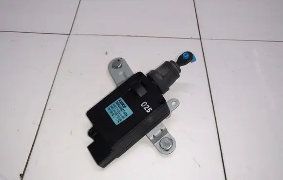 Hyundai Santa Fe Tailgate boot lock/latch motor 957502B000