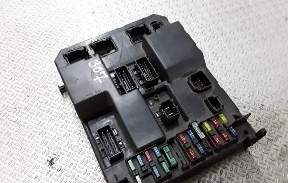 Peugeot 307 Fuse module 9651197680A 9651196980A