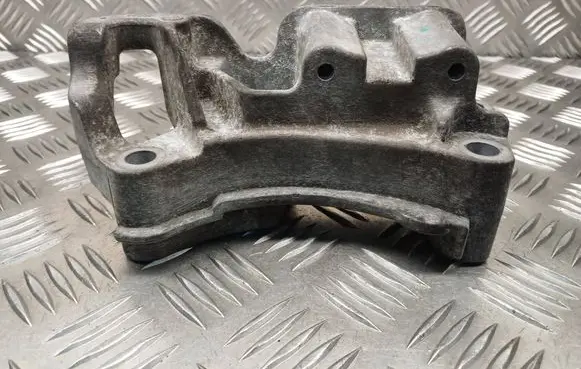 Engine mounting bracket