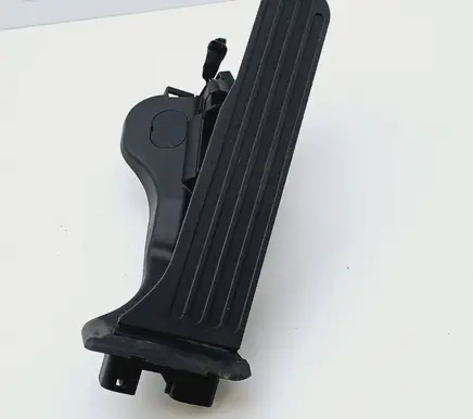 Accelerator throttle pedal