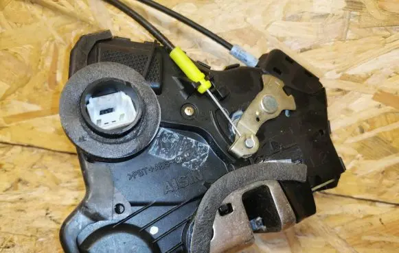 Toyota Corolla E120 E130 Front door lock 162901