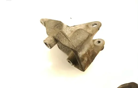 Engine mounting bracket