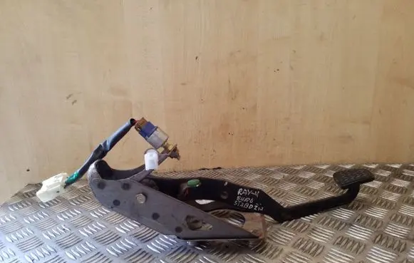 Toyota RAV 4 (XA20) Brake pedal