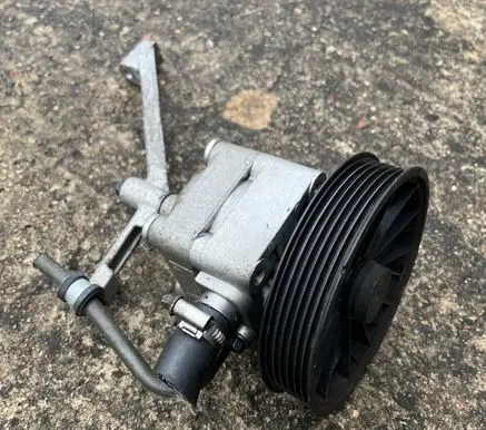Volvo XC70 Power steering pump 30741790