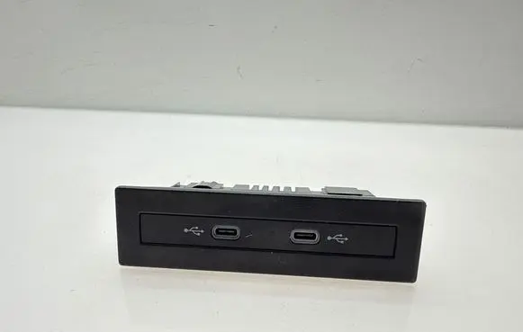 Volkswagen PASSAT B8 USB socket connector 5NA035736 32200000294596 01195900001A