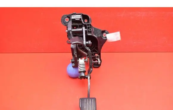 Accelerator throttle pedal