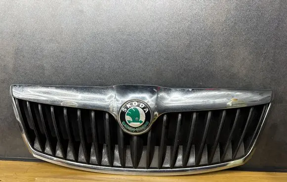 Skoda Octavia Mk2 (1Z) Front bumper upper radiator grill 1ZD853688B