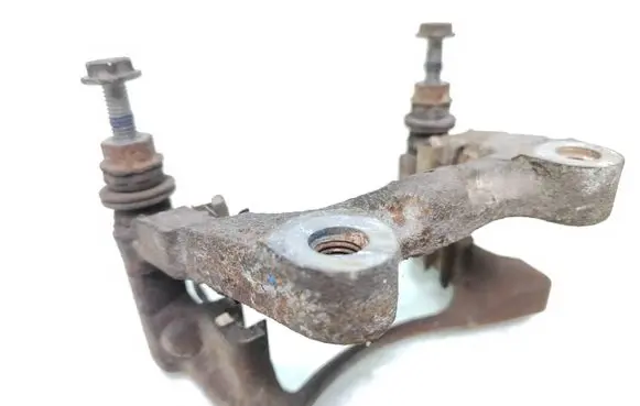 Volkswagen PASSAT B6 Brake caliper pad carrier rear 