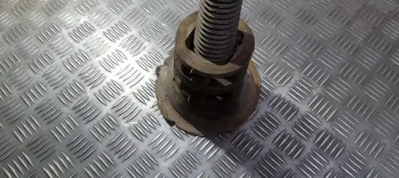 Renault Scenic I Coil spring mount 