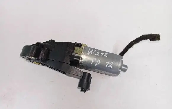 Mercedes-Benz E W212 Seat adjustment motor 0390203325