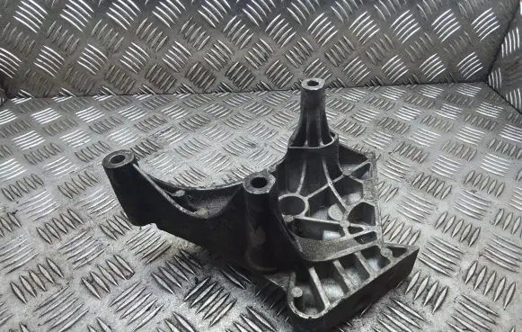 Volkswagen Golf V Engine mounting bracket 03G199207G
