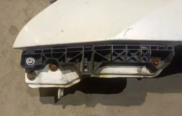 Front bumper mounting bracket
