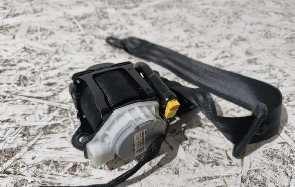 Porsche Cayenne (92A) Rear seatbelt 7N0857737DE 34059177 7P0857805H