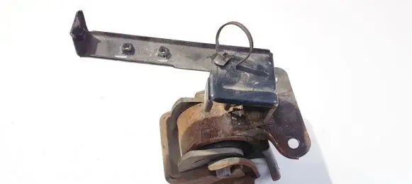 Hyundai Trajet Engine mount bracket