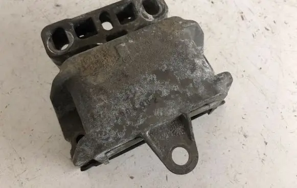 Skoda Octavia Mk1 (1U) Gearbox mount 1J0199555