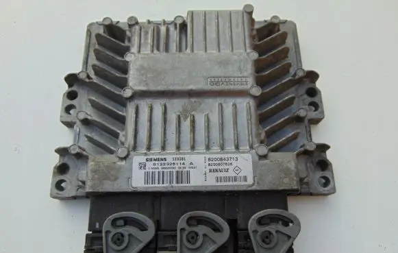 Renault Megane II Engine control unit/module 8200843713