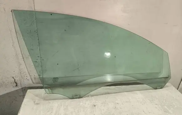 Volvo V50 Front door window glass four-door 43R001105 E000186