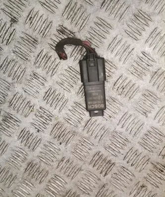 Volkswagen Golf VI Glow plug pre-heat relay 0281003038