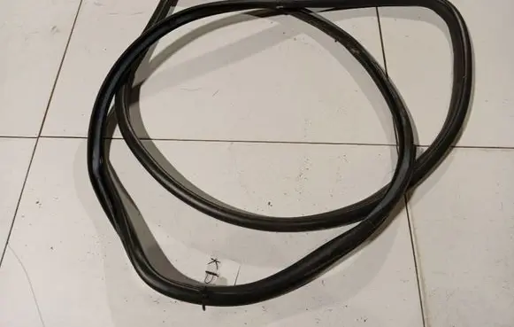 Toyota Avensis T270 Rubber seal front coupe door 