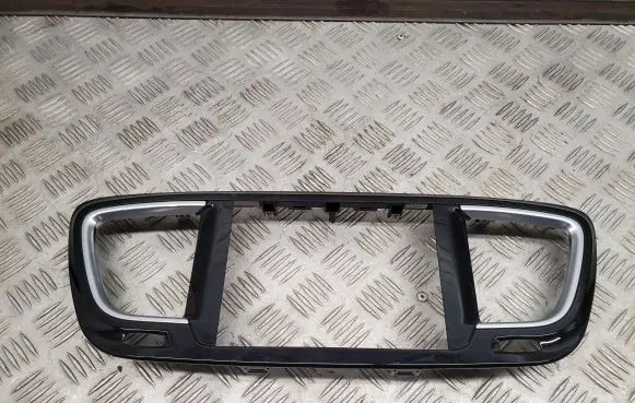 Chrysler Pacifica Radio/GPS head unit trim 