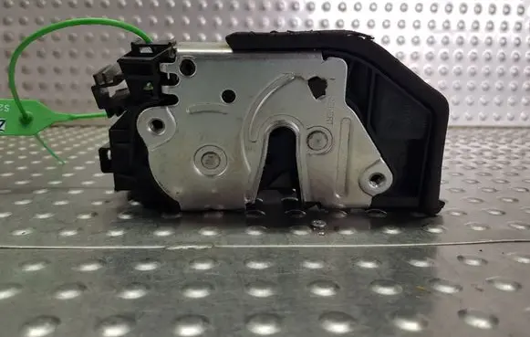 BMW 1 E81 E87 Front door lock S26371039 7202145