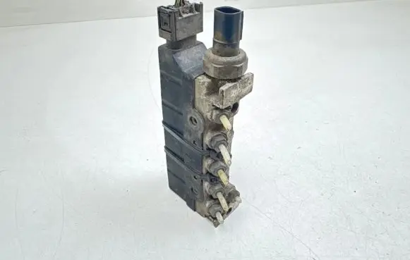 Mercedes-Benz S W220 Air suspension valve block A2203200258