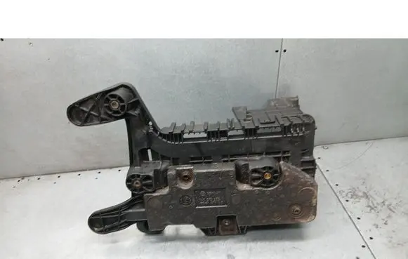 Volkswagen PASSAT B6 Battery tray 1K0915325
