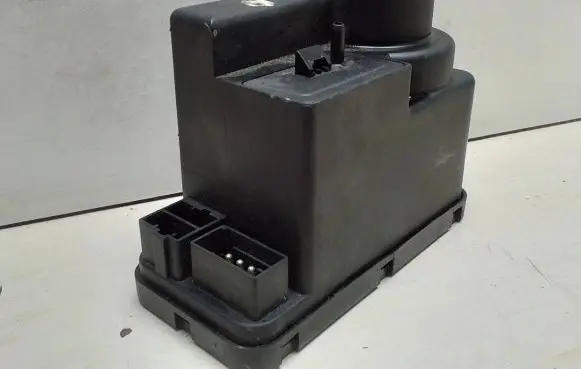 Mercedes-Benz C W202 Central locking vacuum pump 2028000848