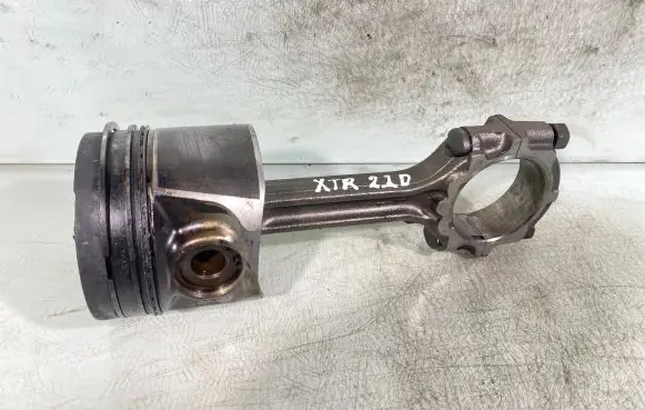 Nissan X-Trail T30 Piston with connecting rod