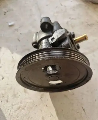 Mitsubishi Pajero Power steering pump