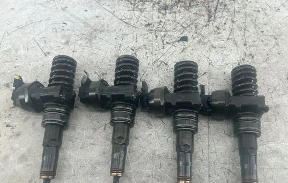 Volkswagen Caddy Fuel injectors set 0414720215
