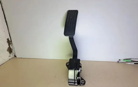 Subaru Outback Accelerator throttle pedal 36010AG140 1988007120