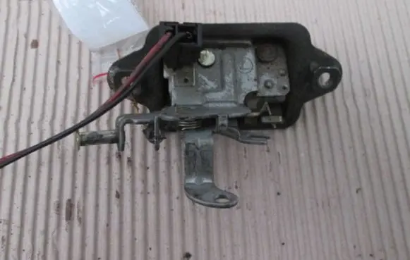 Subaru Impreza I Tailgate/trunk/boot lock/catch/latch